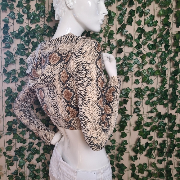 Daisy Women's Snakeskin Design Cropped Long Sleeves Front Zip Top size M - Picture 7 of 14